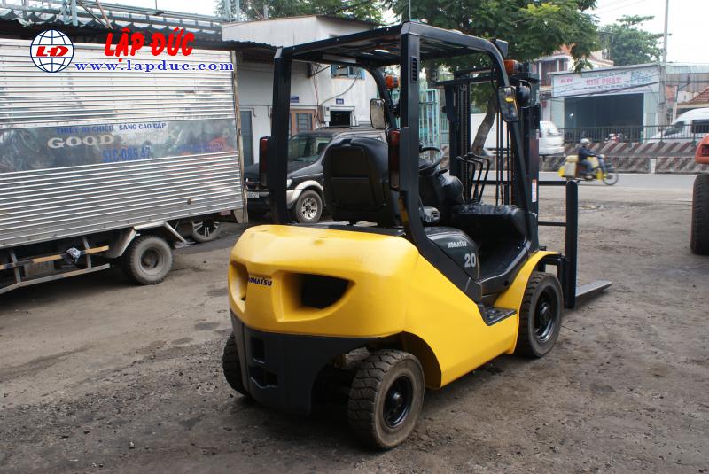 Xe nâng máy dầu cũ KOMATSU 2 tấn FD20T-17 giá rẻ