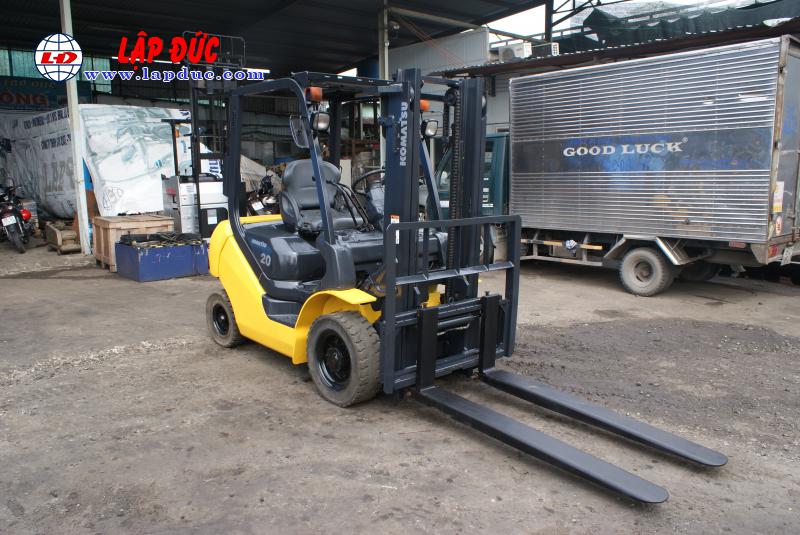 Xe nâng KOMATSU FD20T-17 Xe nâng cũ động cơ dầu KOMATSU 2 tấn FD20T-17 giá rẻ