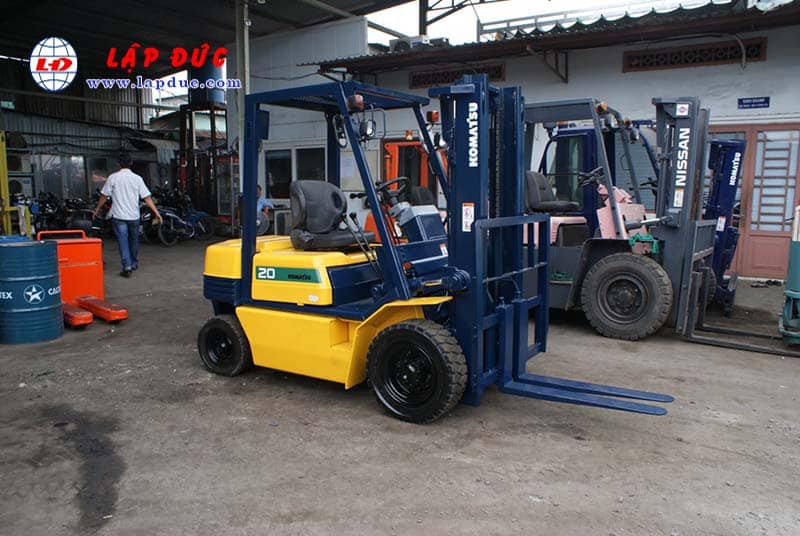 Xe nâng cũ động cơ dầu KOMATSU 2 tấn FD20-11 # 461369 giá rẻ