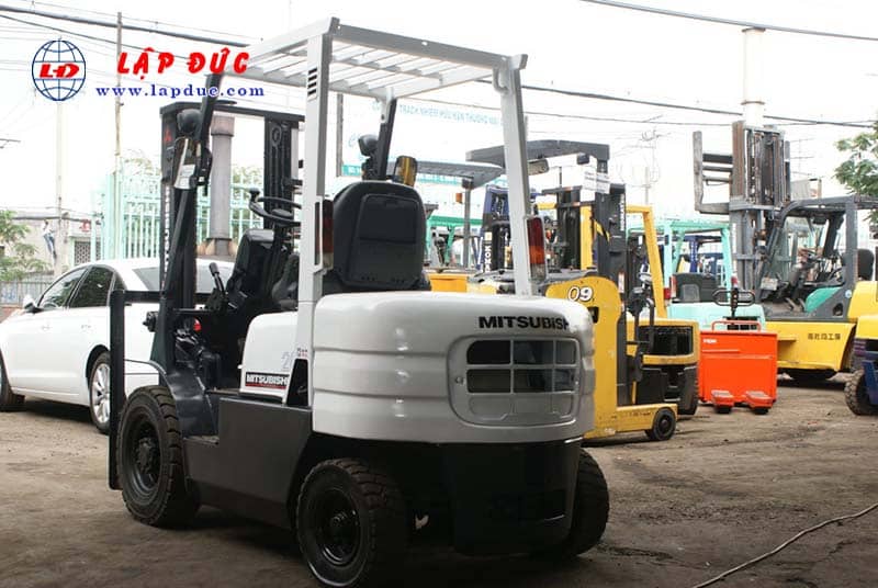 Xe nâng máy dầu cũ MITSUBISHI 2 tấn FD20 #F18B -09137 giá rẻ