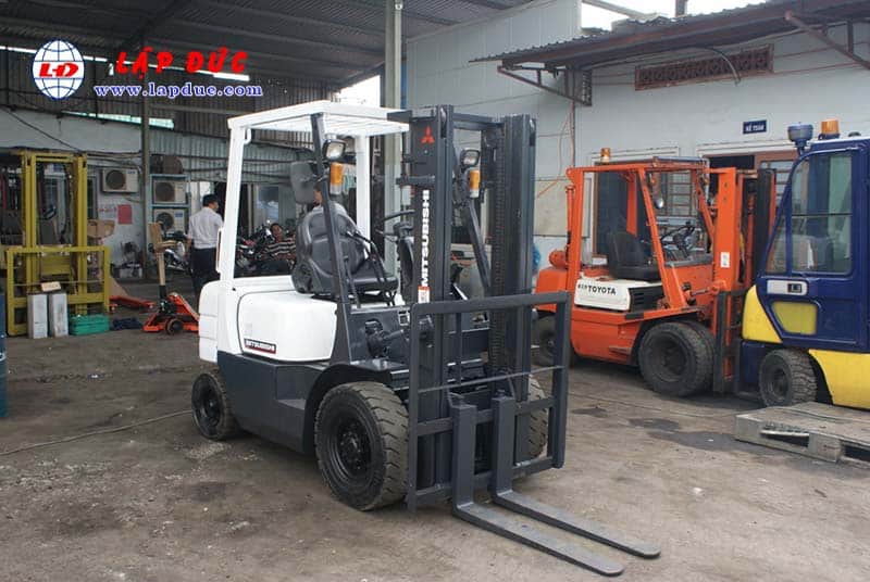 Xe nâng MITSUBISHI 2 tấn động cơ dầu FD20 #F18B -09137 giá rẻ
