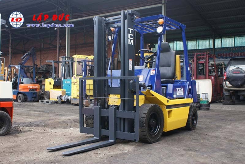 Xe nâng máy dầu cũ TCM 2 tấn FD20Z2 # 559006386 giá rẻ