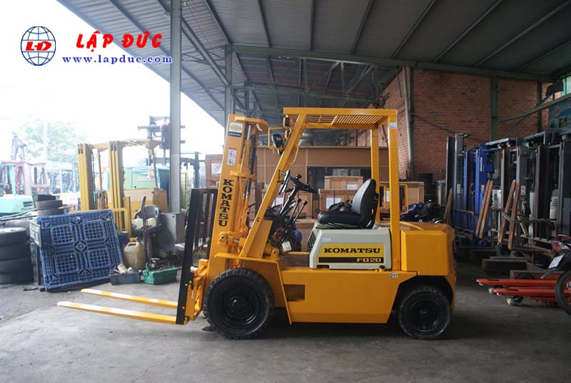 Xe nâng dầu 2 tấn KOMATSU FD20-10 # 233741 giá rẻ