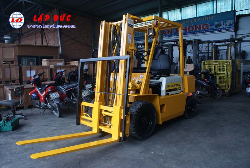 Xe nâng động cơ dầu 2 tấn KOMATSU FD20-10 # 233741 giá rẻ