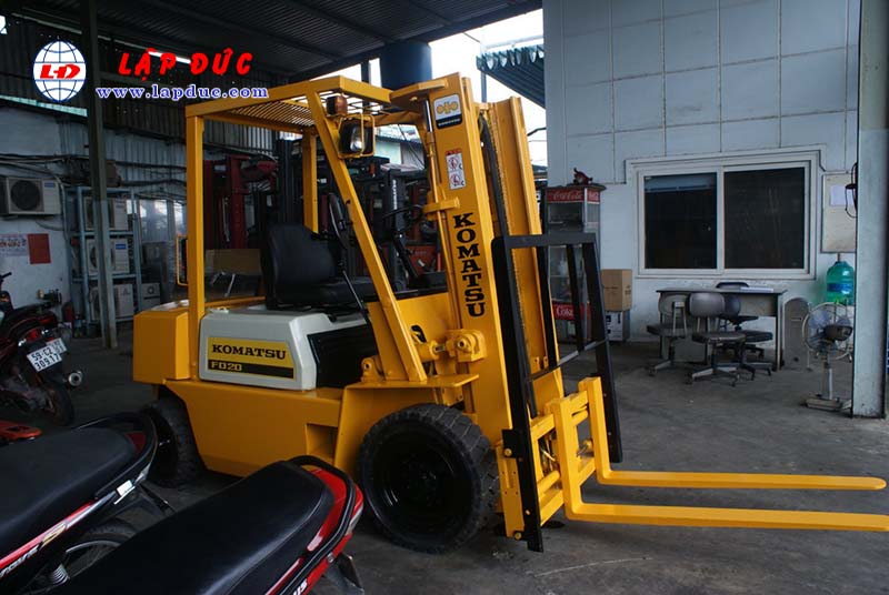 Xe nâng dầu KOMATSU 2 tấn FD20-10 # 233741 giá rẻ