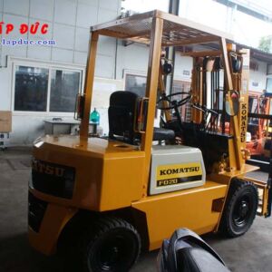 Xe nâng cũ động cơ dầu KOMATSU 2 tấn FD20-10 # 233741 giá rẻ