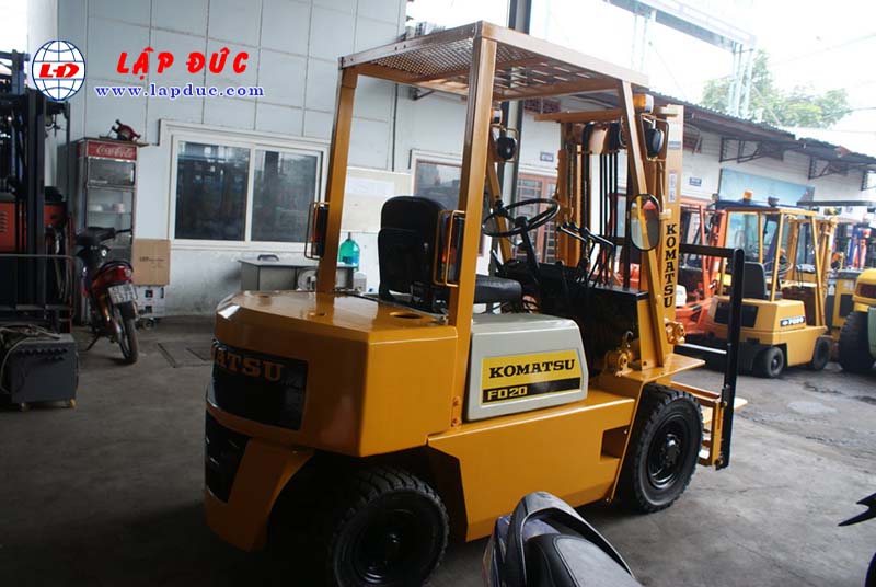Xe nâng cũ động cơ dầu KOMATSU 2 tấn FD20-10 # 233741 giá rẻ