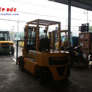 Xe nâng KOMATSU máy dầu 2 tấn FD20-10 # 233741 giá rẻ