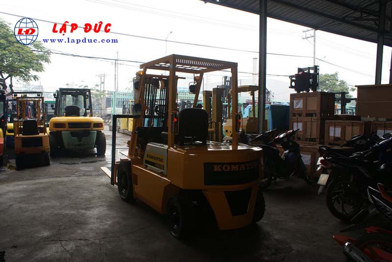 Xe nâng KOMATSU máy dầu 2 tấn FD20-10 # 233741 giá rẻ