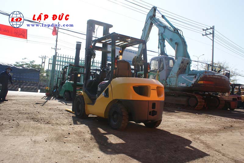 Xe nâng máy dầu cũ KOMATSU 3 tấn FD30C-17 # 322470 giá rẻ