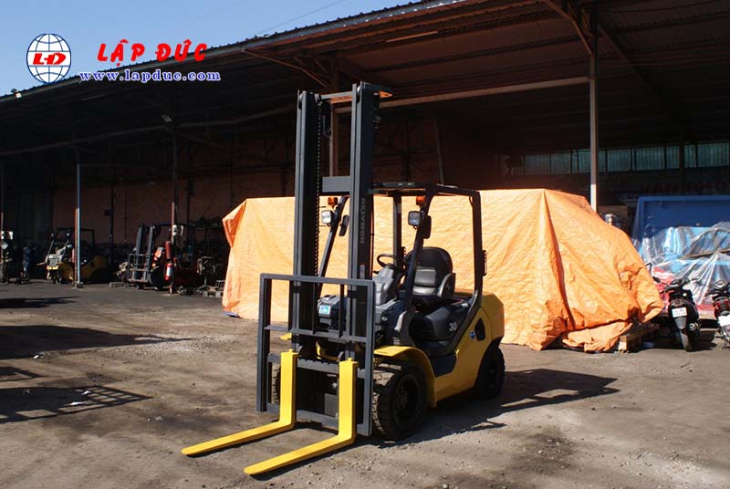Xe nâng dầu KOMATSU 3 tấn FD30C-17 # 322470 giá rẻ