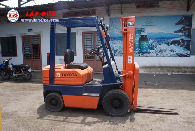 Xe nâng máy dầu cũ TOYOTA 1.5 tấn 5FDL15 # 10332 giá rẻ