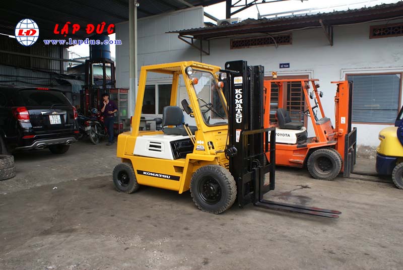 Xe nâng xăng KOMATSU 2 tấn FG20-7 # 107531 giá rẻ