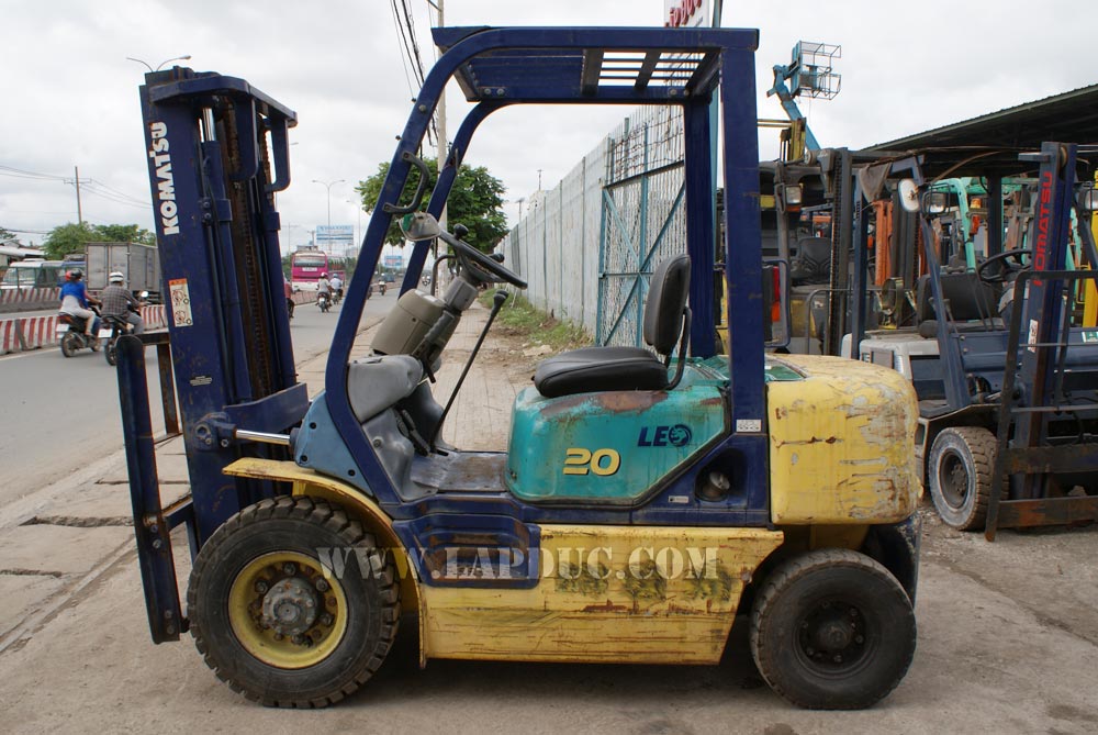 Xe nâng xăng cũ 2 tấn KOMATSU FG20C-12 giá rẻ