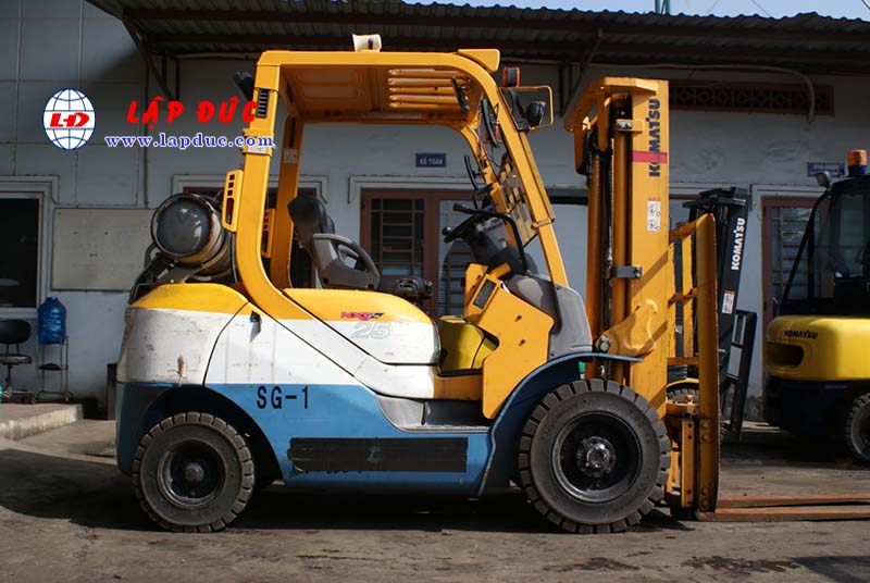 Xe nâng xăng cũ 2.5 tấn KOMATSU FG25T-17 # 714207 giá rẻ