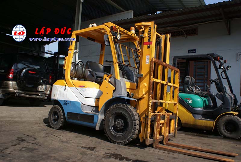 Xe nâng xăng 2.5 tấn KOMATSU FG25T-17 # 714207 giá rẻ