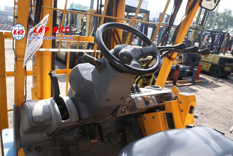 Xe nâng máy xăng KOMATSU 2.5 tấn FG25T-17 # 714207 giá rẻ