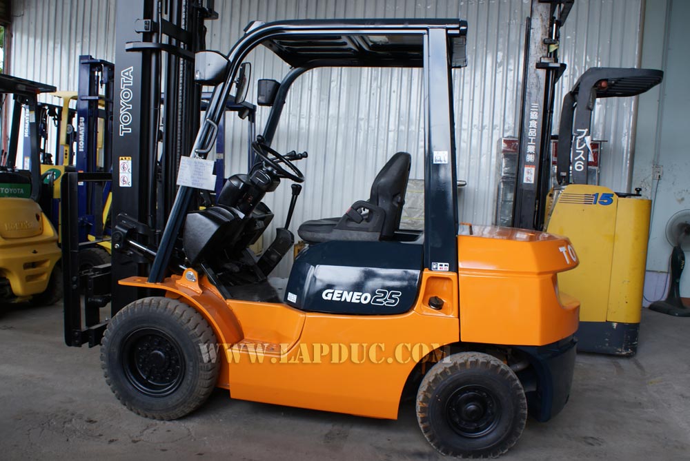 Xe nâng xăng cũ 2.5 tấn TOYOTA 7FG25 # 15905 giá rẻ