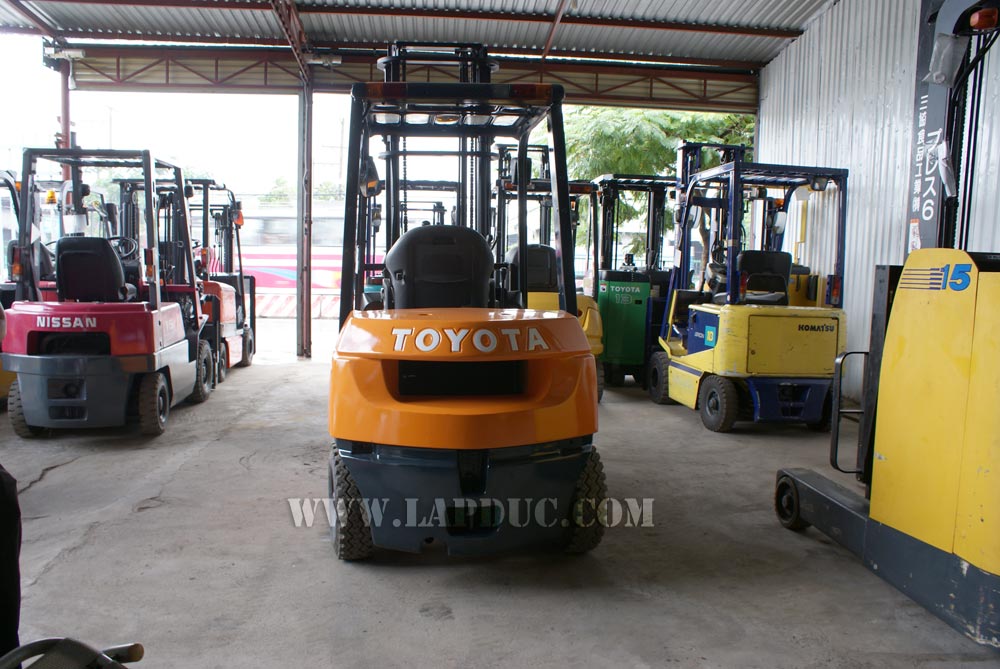 Xe nâng xăng cũ TOYOTA 2.5 tấn 7FG25 # 15905 giá rẻ