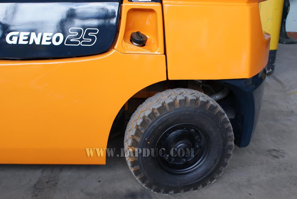 Xe nâng xăng TOYOTA 2.5 tấn 7FG25 # 15905 giá rẻv