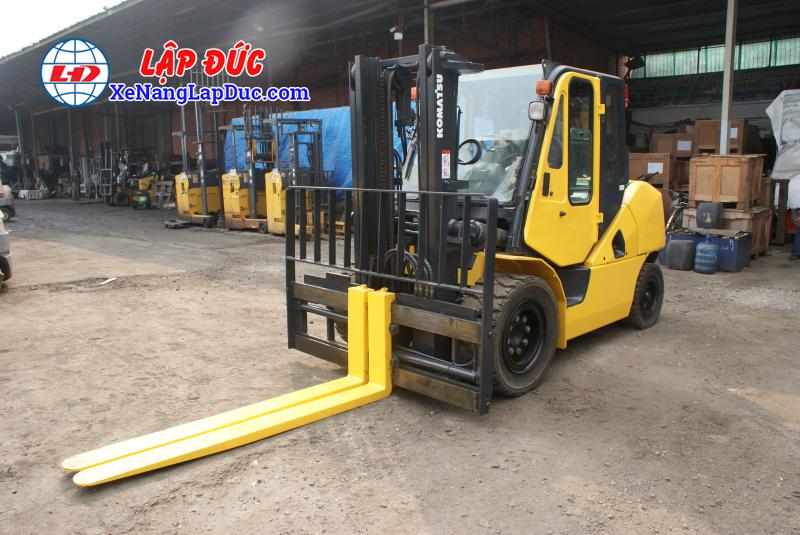 Xe nâng cũ động cơ dầu KOMATSU 4 tấn FD40T-10 -135696 giá rẻ