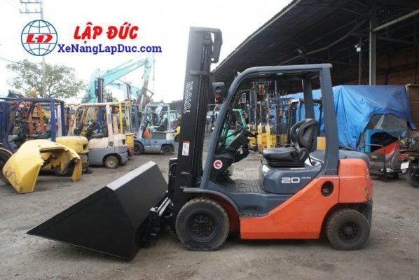 Xe nâng dầu toyota 2 tấn gàu xúc