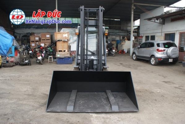 Xe nâng dầu toyota 2 tấn gàu xúc