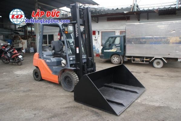 Xe nâng dầu toyota 2 tấn gàu xúc