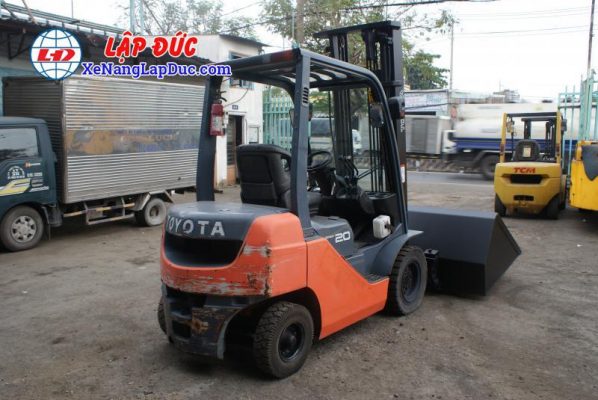 Xe nâng dầu toyota 2 tấn gàu xúc
