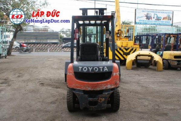 Xe nâng dầu toyota 2 tấn gàu xúc