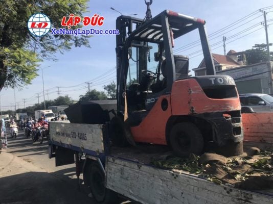 Xe nâng Toyota 2 tấn có gàu xúc