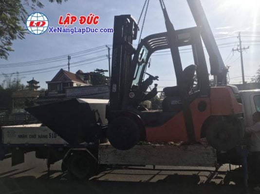 Xe nâng Toyota 2 tấn có gàu xúc