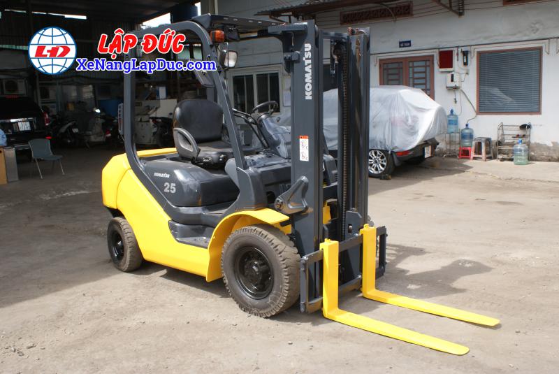 XE NÂNG DẦU 2.5 TẤN KOMATSU FD25T-17