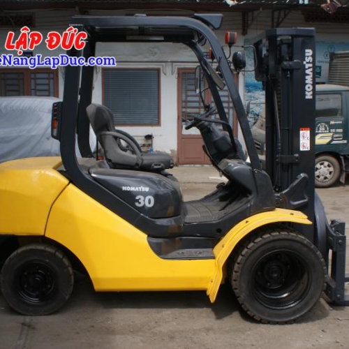 Xe nâng cũ động cơ dầu KOMATSU 3 tấn FD30T-17 giá rẻ