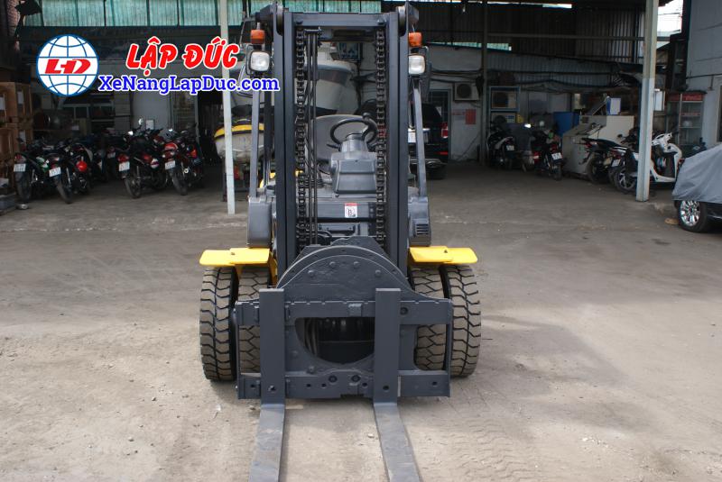 Xe nâng 3 tấn dầu KOMATSU FD30T-17 gắn càng xoay