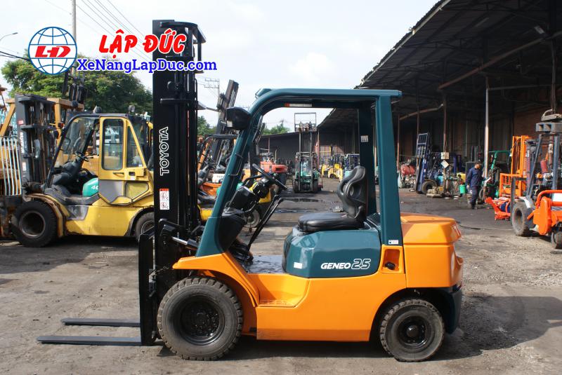 Xe nâng dầu toyota 2 tấn rưỡi