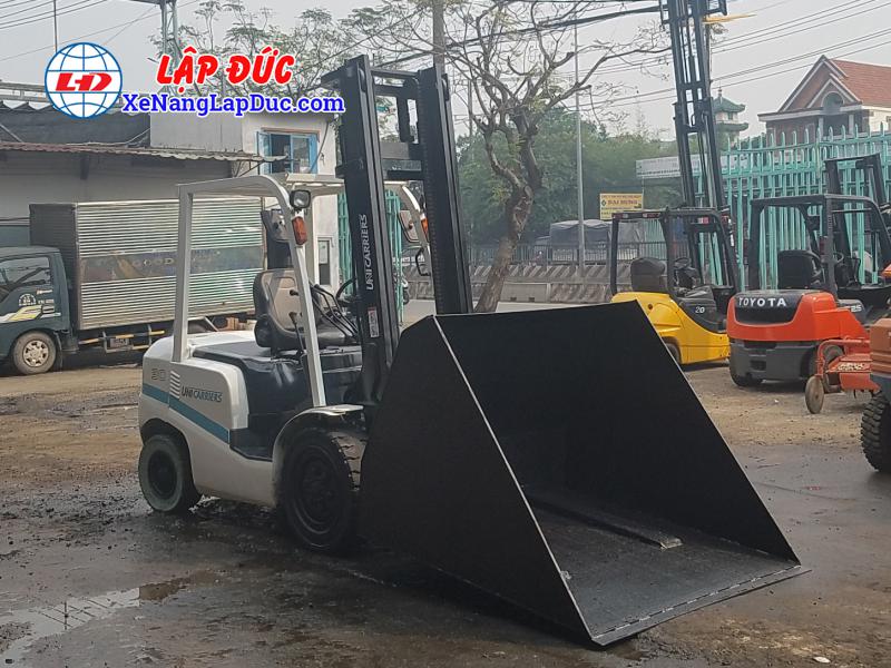 Xe Nâng Dầu UNI CARRIER FD30C3Z Gầu Xúc Gật Gù-1 Xe nâng gắn gầu xúc