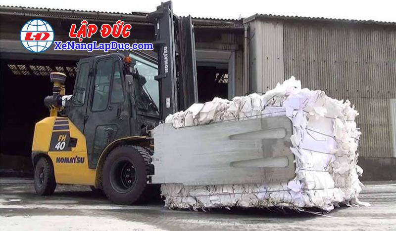 Xe nâng gắn kẹp vuông