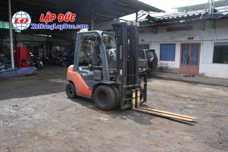 XE NÂNG DẦU 2 tấn TOYOTA 8FD20