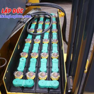 Hộc đụng bình ắc quy ở phía trước xe