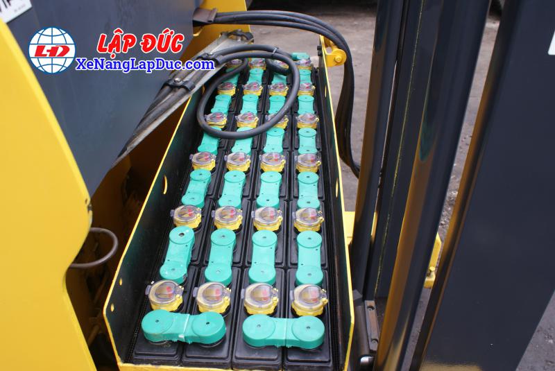 Hộc đụng bình ắc quy ở phía trước xe
