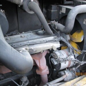 Xe sử dụng động cơ dầu diesel, nên khi hoạt động sẽ gây ra tiếng ồn và khí thải, ảnh hưởng đến môi trường và sức khỏe của người lao động.