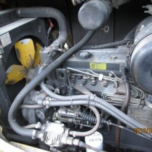 Xe sử dụng động cơ dầu diesel, nên khi hoạt động sẽ gây ra tiếng ồn và khí thải, ảnh hưởng đến môi trường và sức khỏe của người lao động.
