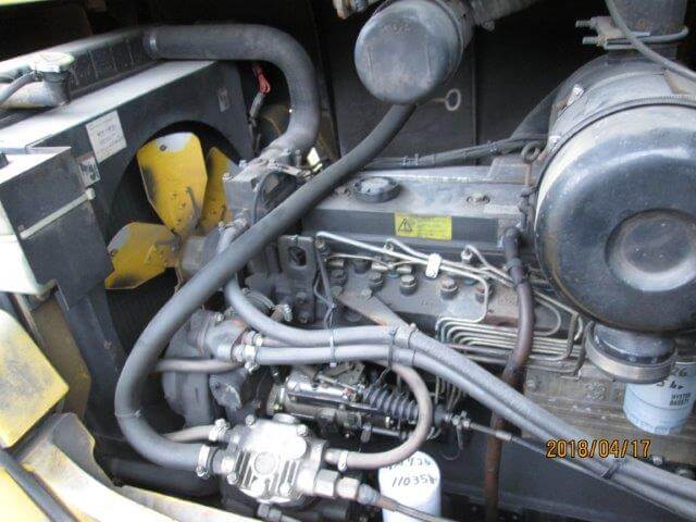 Xe nâng 12 tấn sumitomo Nhật Bản (3) Xe sử dụng động cơ dầu diesel, nên khi hoạt động sẽ gây ra tiếng ồn và khí thải, ảnh hưởng đến môi trường và sức khỏe của người lao động.