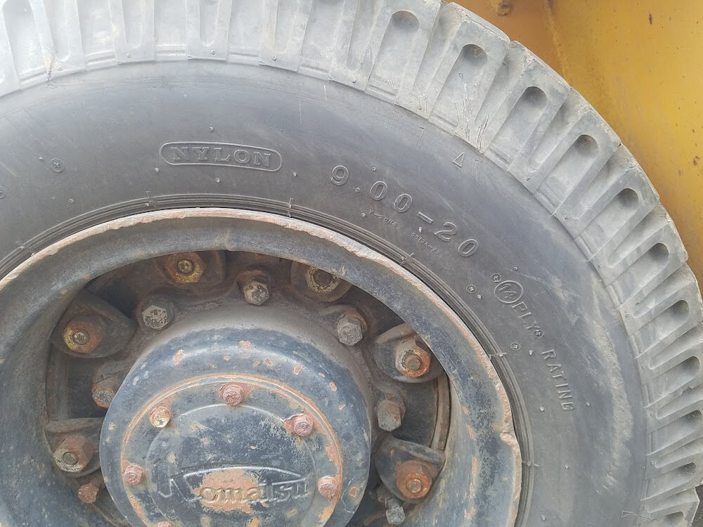 lốp hơi kích thước 9.00-20 trên xe nâng TOYOTA FDJ110 lốp hơi kích thước 9.00-20 trên xe nâng TOYOTA FDJ110