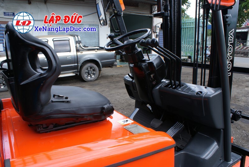 TOYOTA-6FB15-#-20967-12 Góc nhìn tổng thể buồng lái TOYOTA 6FB15