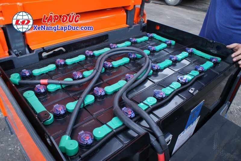 Bình ắc quy trên Xe Nâng Điện Ngồi Lái 1.5 Tấn TOYOTA 6FB15