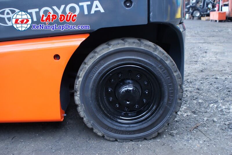 TOYOTA-6FB15-#-20967-22 Bánh sau xe nâng 6FB15 là bánh đặc có kích thước 5.00-8