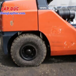 Xe sử dụng bánh trước kích thước 28x9-15 và bánh sau là 6.50-10