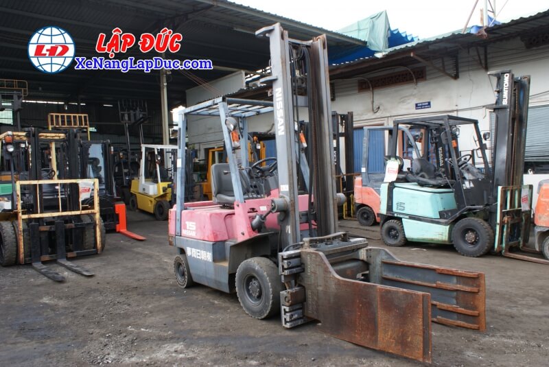 Xe Nâng Dầu 1.5 tấn NISSAN được trang bị bộ khung nâng 4m
